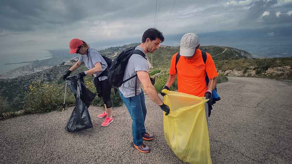 Jornada de limpieza en la montaña