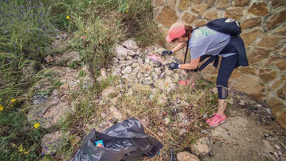 Jornada de limpieza en la montaña