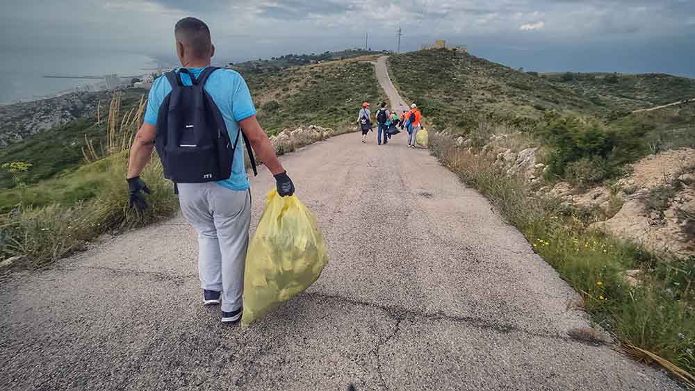 Jornada de limpieza en la montaña