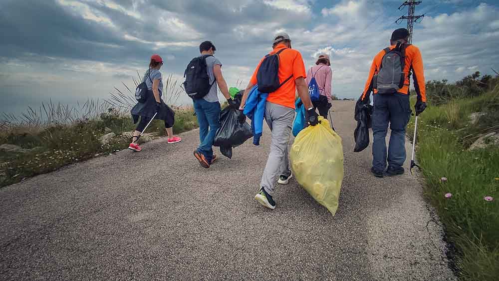 Jornada de limpieza en la montaña