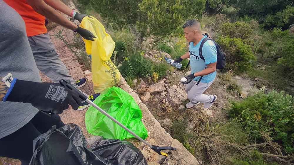 Jornada de limpieza en la montaña