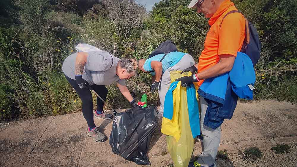 Jornada de limpieza en la montaña