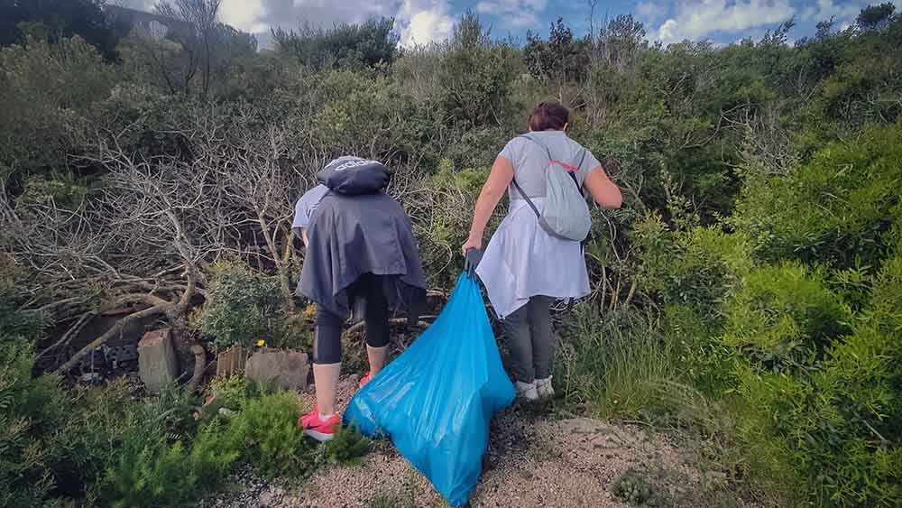 Jornada de limpieza en la montaña