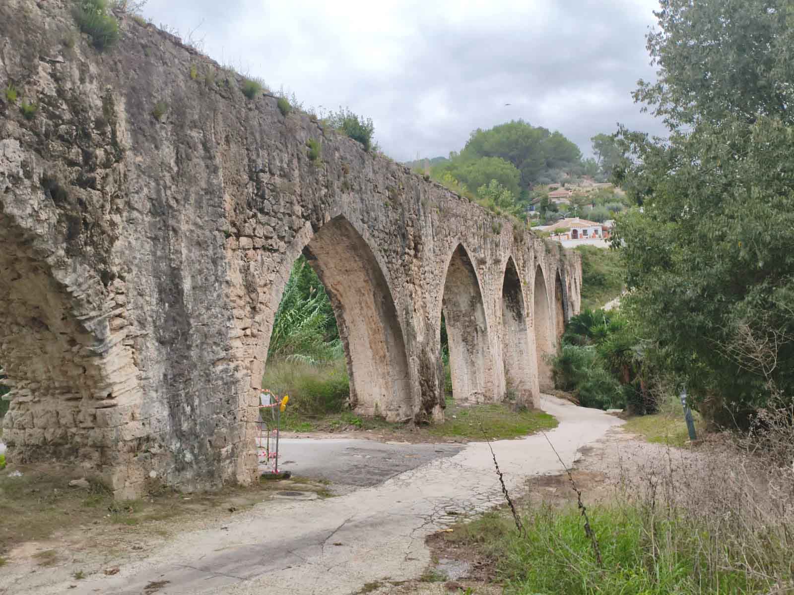 Bellús. Cova negra y arcadetes