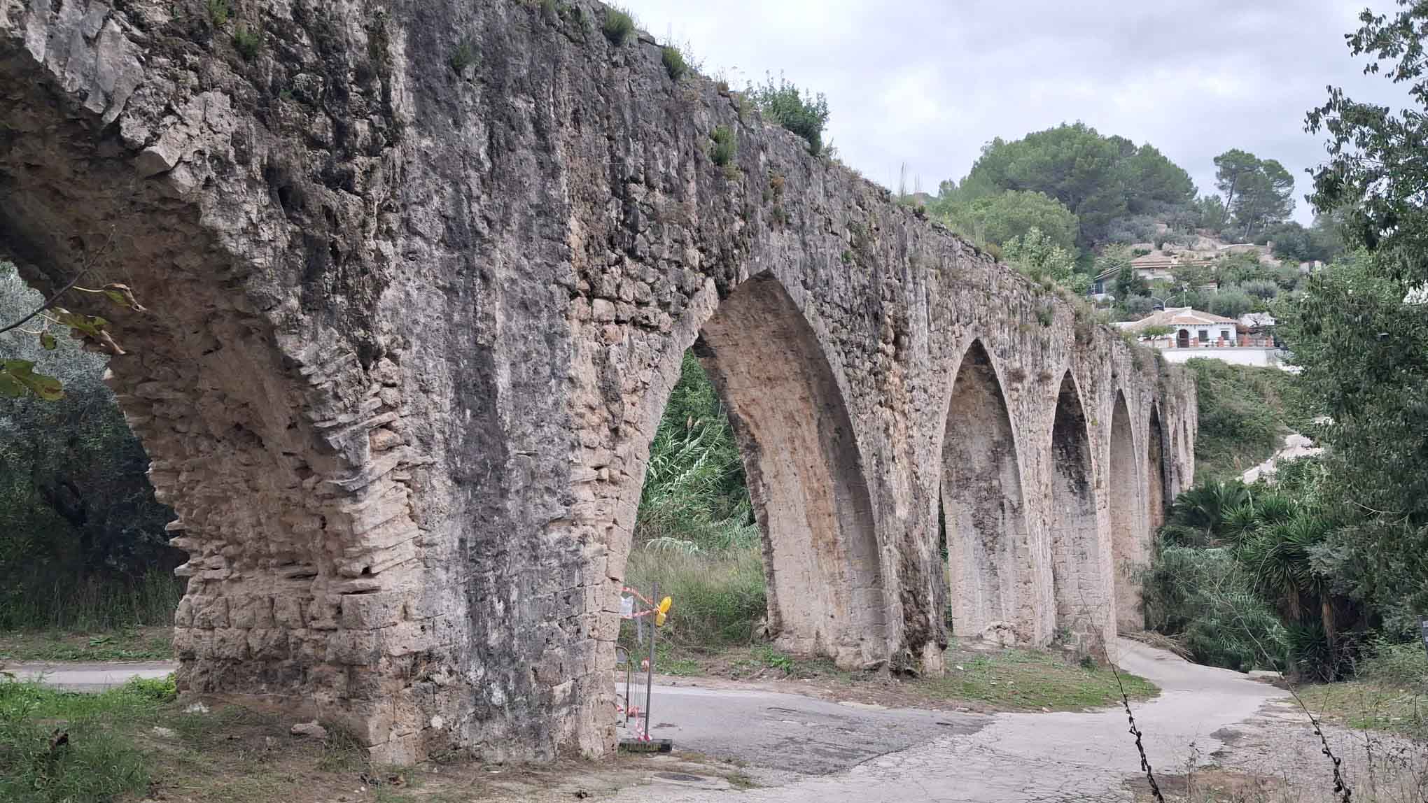 Bellús. Cova negra y arcadetes